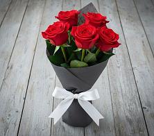 Букет 5 Красных роз Эдлесс Лав в Называевске